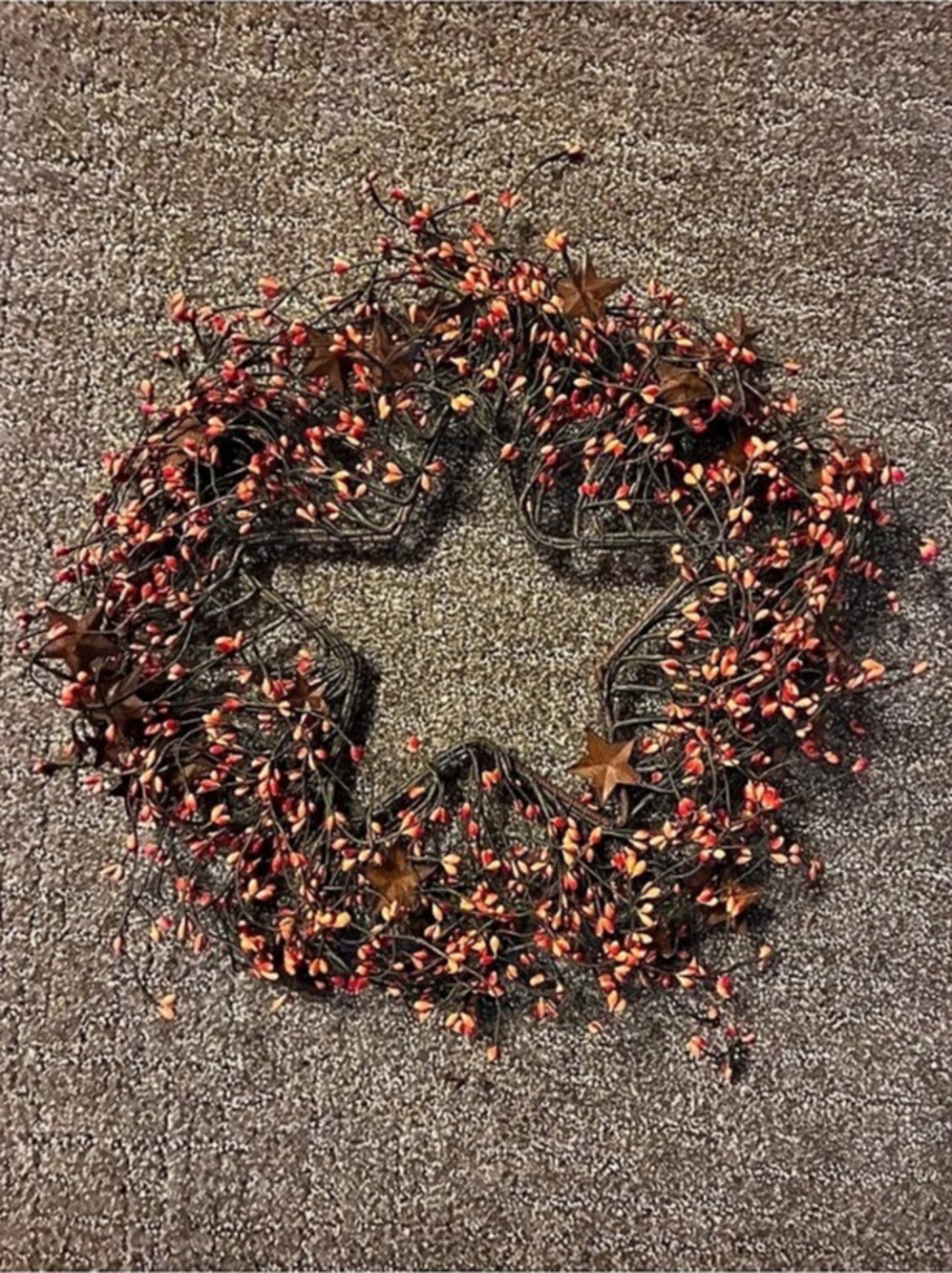 Rustic star shaped pit, berry wreath